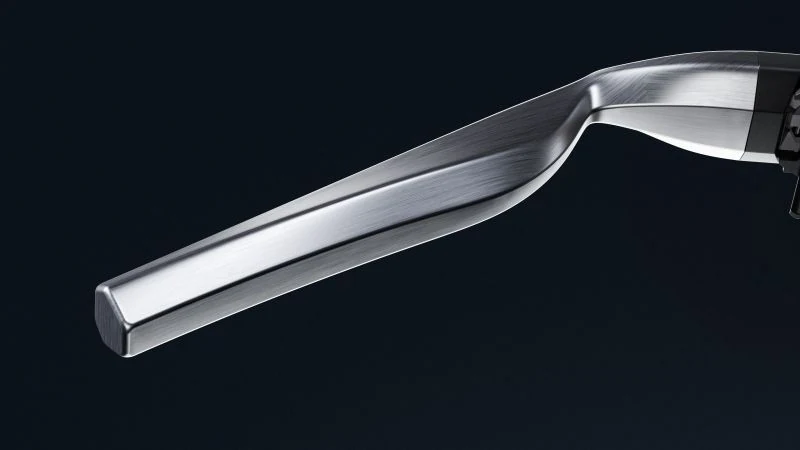 Close view of the razor handle’s flat back and curved transitions